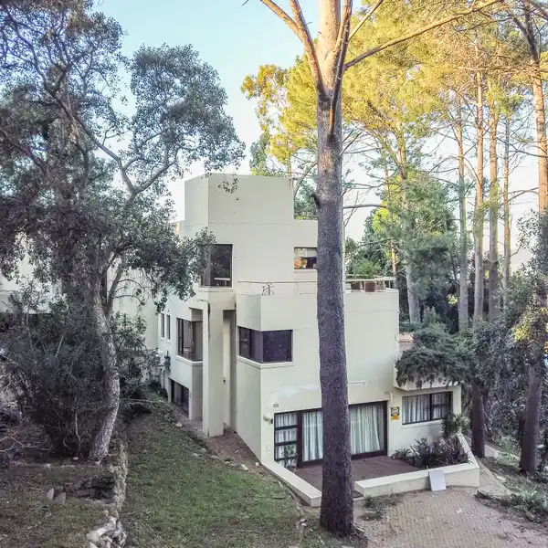 ELEVATED ELEGANCE WITH BREATHTAKING VIEWS IN CONSTANTIA VALLEY