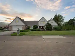 Luxury Lakefront Retreat