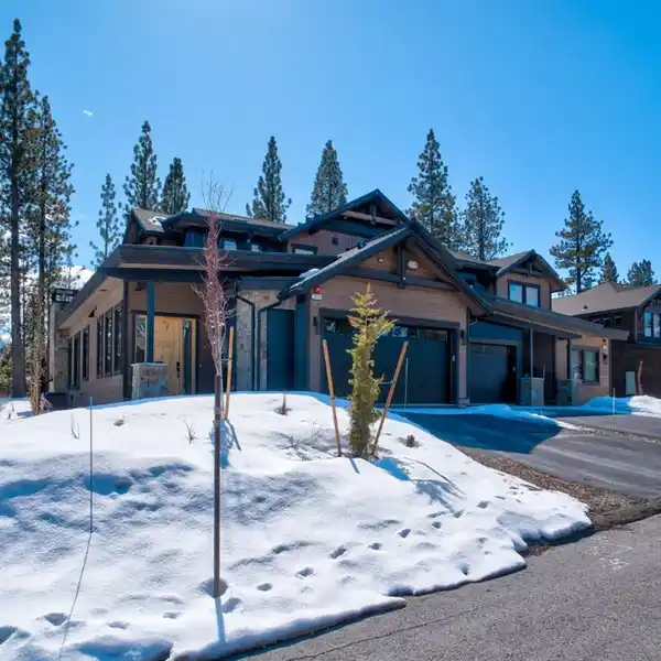 MOUNTAIN LODGE IN EXCLUSIVE SCHAFFER'S MILL