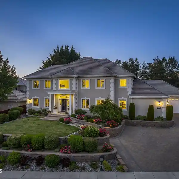 COMFORT AND ELEGANCE ON A PEACEFUL CUL-DE-SAC