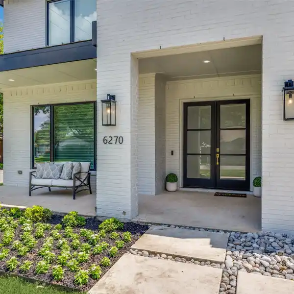 LIGHT-FILLED OPEN-PLAN CONTEMPORARY HOME