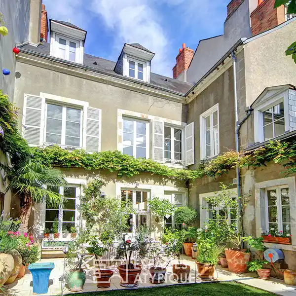 REFINED SANCTUARY WITH WALLED GARDEN RETREAT