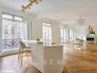 Magnificent Light-Filled Dual-Aspect Apartment