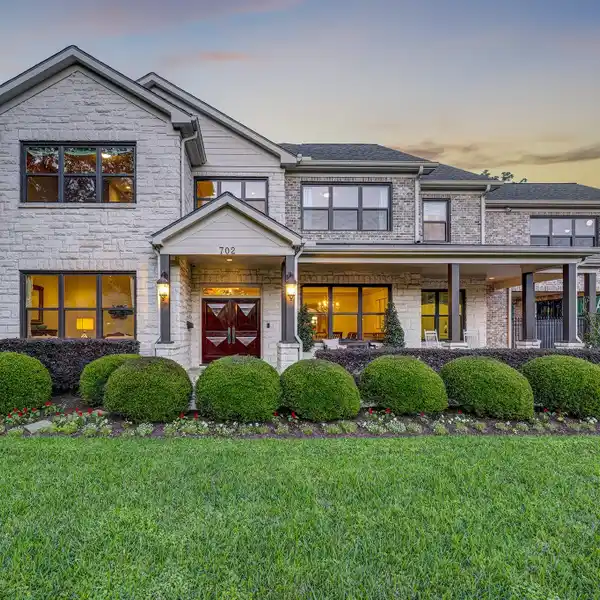 STATELY CUSTOM HOME ON EXPANSIVE GROUNDS