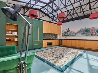 Private Mansion in a Prime Location