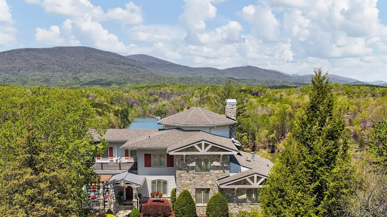 Extraordinary Mountain Retreat Above Lake Adger