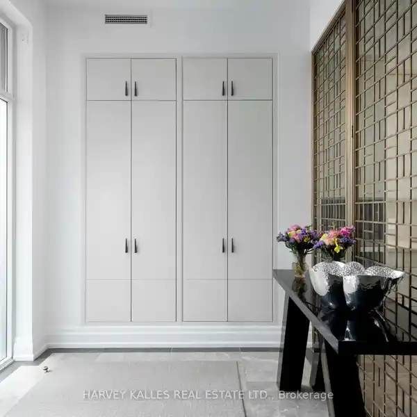 OPULENT SPACIOUS TOWNHOME