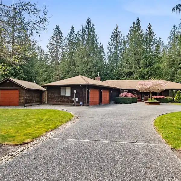 SERENE RAMBLER WITH EXPANSIVE WORKSHOP SPACE