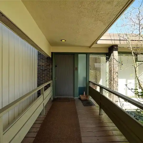 STUNNING MID-CENTURY MODERN HOME DESIGNED BY RENOWNED ARCHITECT