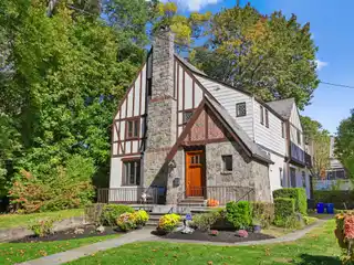 Spacious Tudor Beside Scenic Hunts Wood Park