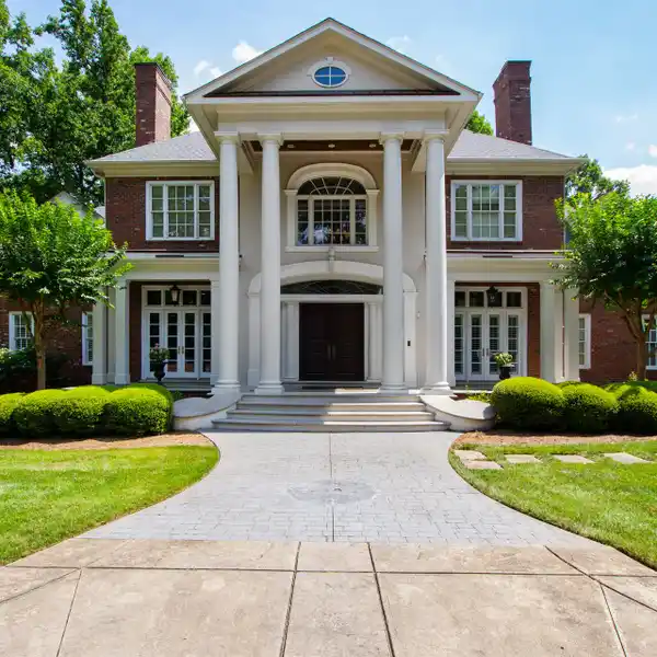 SPACIOUS WATERFRONT ESTATE IN AN EXTRAORDINARY SETTING