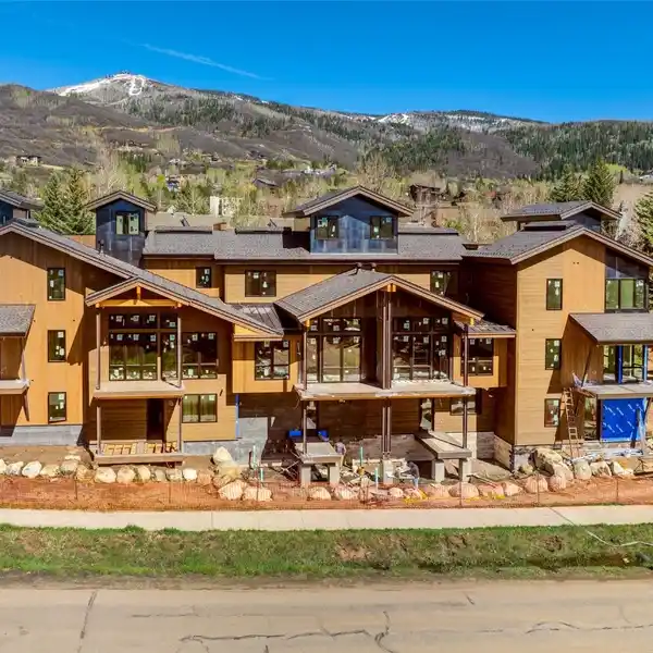 LUXURY TOWNHOME IN THE VANTAGE AT VILLAGE DRIVE