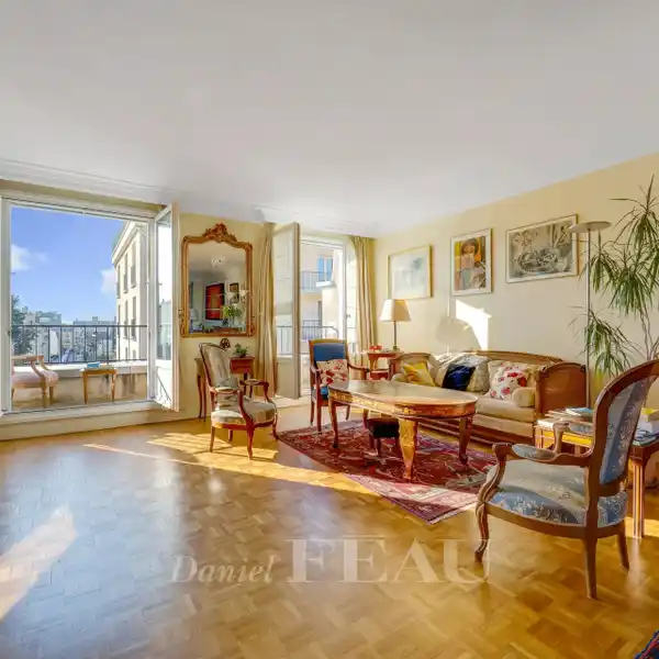 LIGHT-FILLED APARTMENT WITH LARGE TERRACE