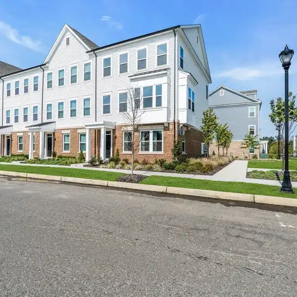 NEARLY NEW END UNIT TOWNHOME