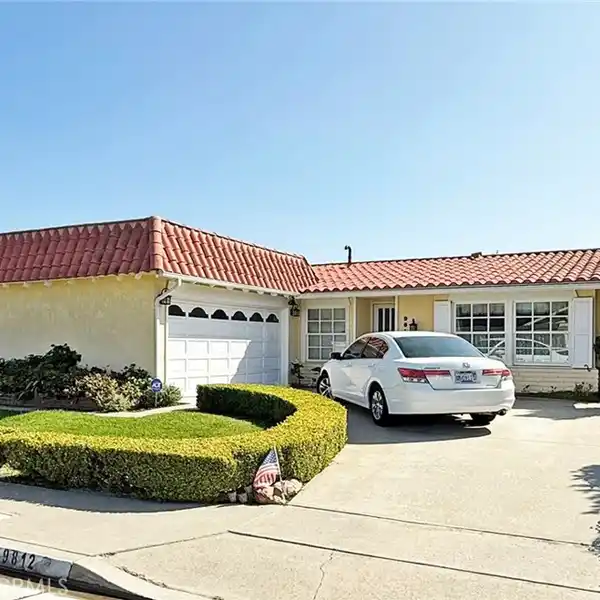 ELEGANT SINGLE-STORY HOME WITH SPACIOUS PRIVATE YARD