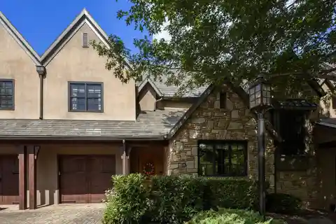 Lovely Townhouse in Amazing Location