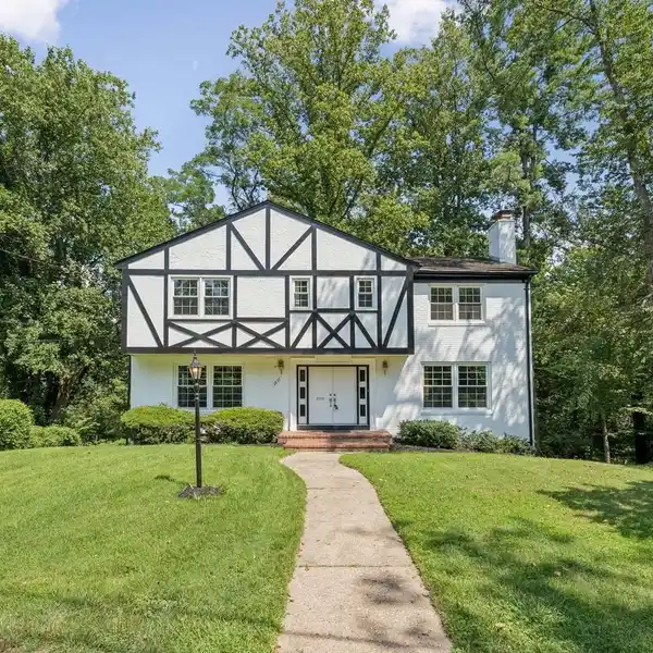 DISTINGUISHED RESIDENCE WITH CLASSIC ELEGANCE