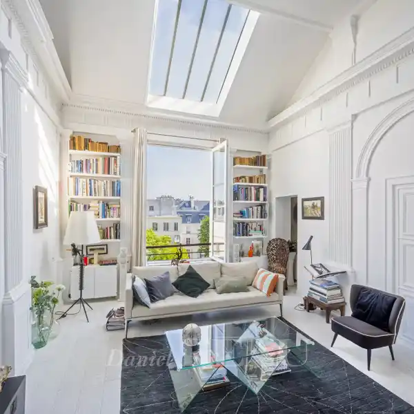 TOP-FLOOR APARTMENT OVERLOOKING GARDEN