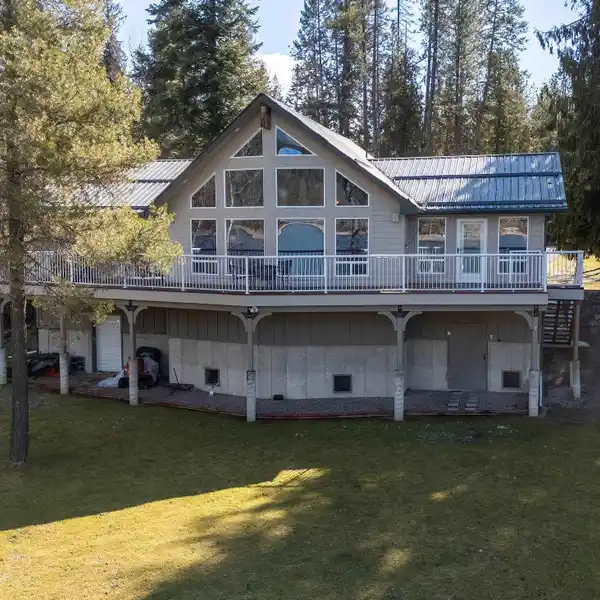 LUXURY WATERFRONT LIVING ON THE PEND OREILLE RIVER