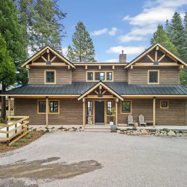 STUNNING LAKEFRONT ESTATE