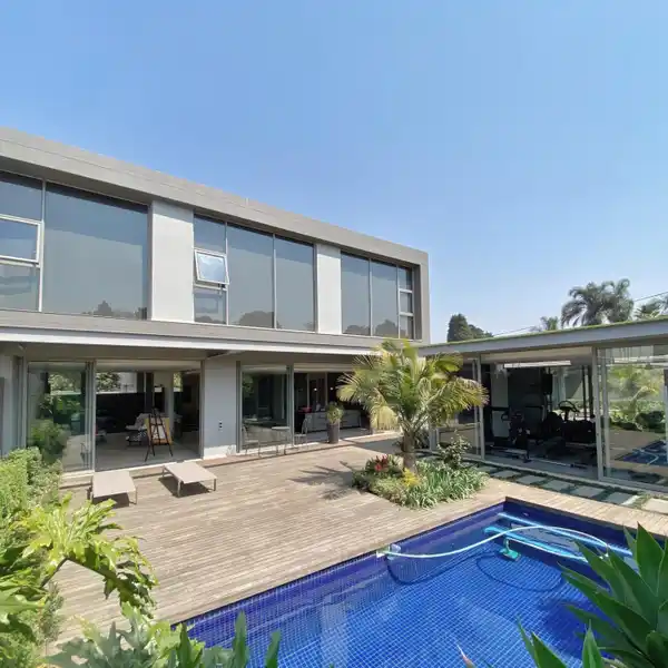 SUNLIT SOPHISTICATION WITH PARTY-READY PATIOS