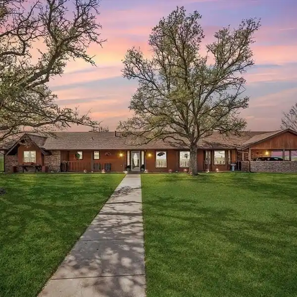 EQUESTRIAN ESTATE ON 23 SPRAWLING ACRES