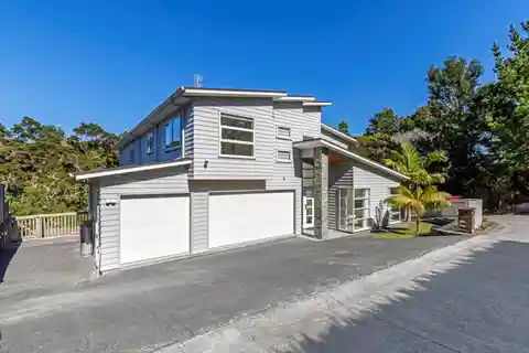 Expansive and Refined Living in Central Greenhithe