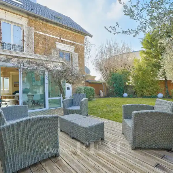 LIGHT-FILLED FAMILY HOME WITH HIDDEN GARDEN