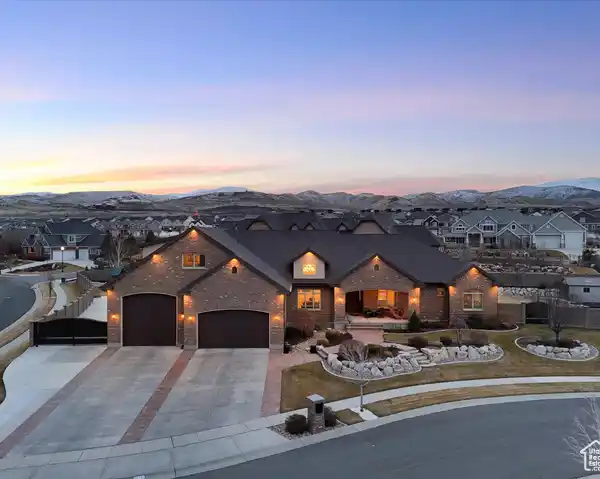 EXQUISITE LUXURY HOME ON A SPRAWLING ESTATE LOT