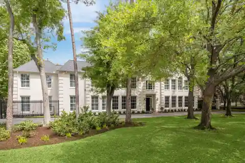 Sprawling Property in a Prestigious Community
