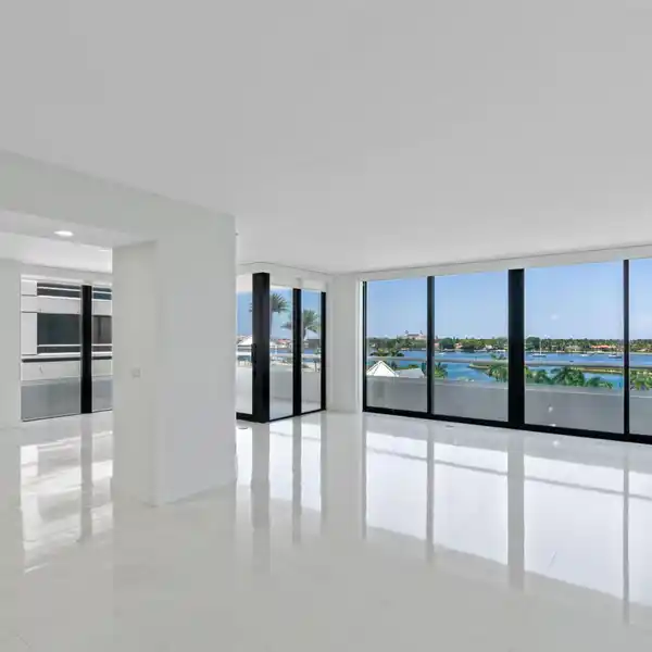 BEAUTIFULLY RENOVATED APARTMENT WITH SWEEPING VIEWS
