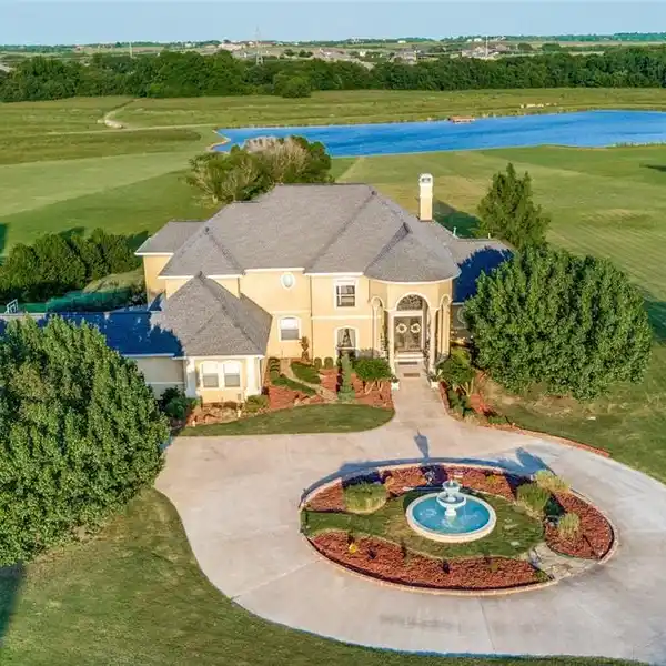 STUNNING RESORT-STYLE ESTATE