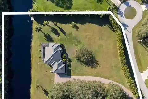 Impeccably Maintained Home in Palm City