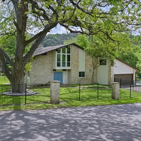 MID-CENTURY RETREAT ON LAKE AUSTIN