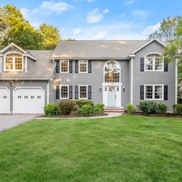 COMFORT AND CONVENIENCE IN A DESIRABLE LOCATION