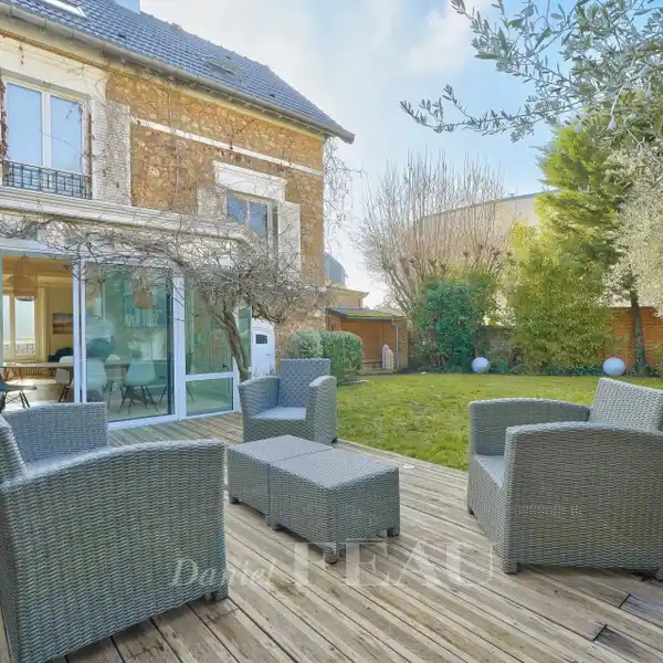 GORGEOUS FOUR BEDROOM HOME WITH GARDEN