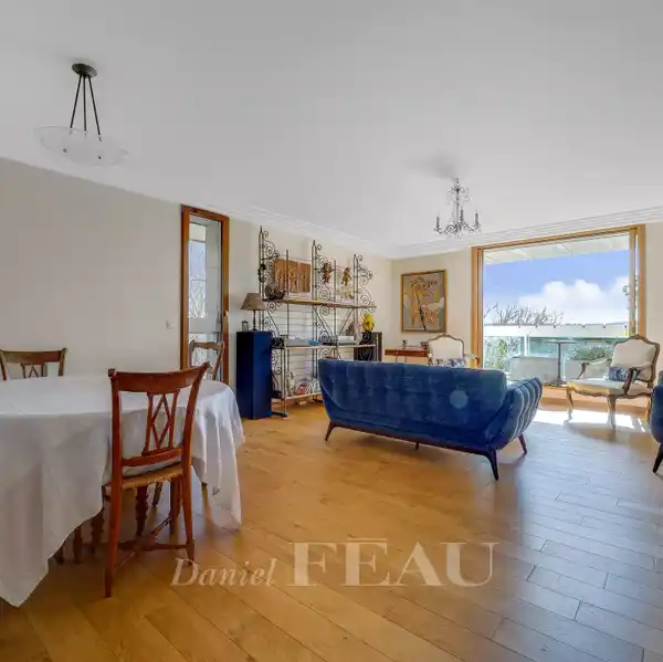 GORGEOUS APARTMENT IN A TREED SETTING