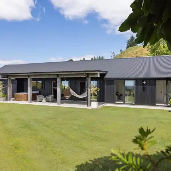 COUNTRY CHARM MEETS MODERN ENTERTAINER’S DREAM