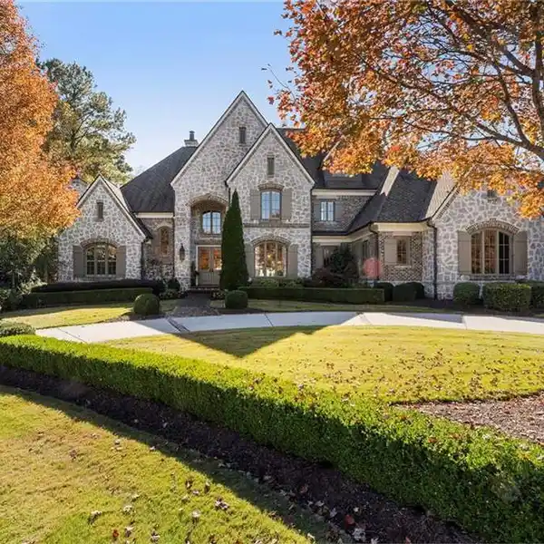 REFINED RIVERFRONT LIVING AT ITS ABSOLUTE FINEST