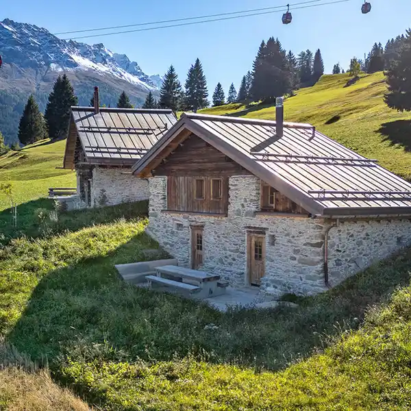 MAIENSäSS IN SAVOGNIN: SKI SLOPE AND HIKING TRAILS ON YOUR DOORSTEP