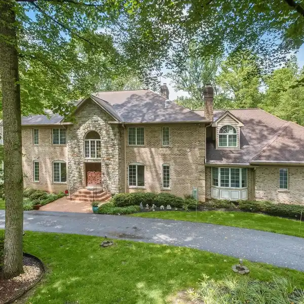 PRESTIGIOUS ESTATE WITH VERSATILE SPACES