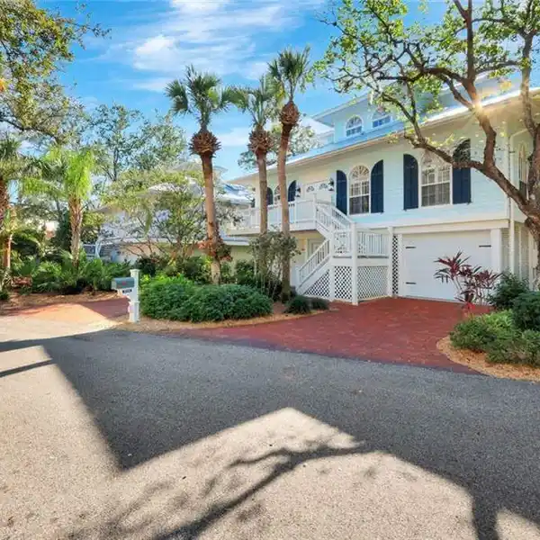 CHARMING AND ELEGANT FLORIDA TROPICAL HOME