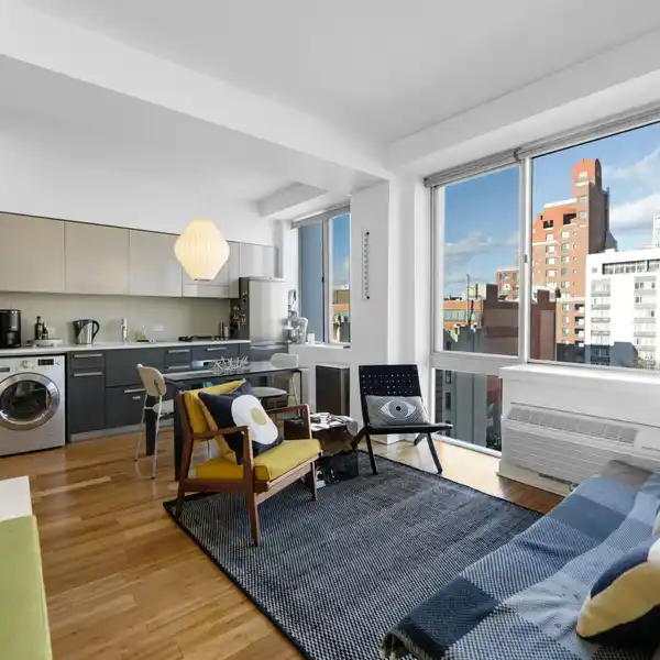 BRIGHT AND SPACIOUS PENTHOUSE