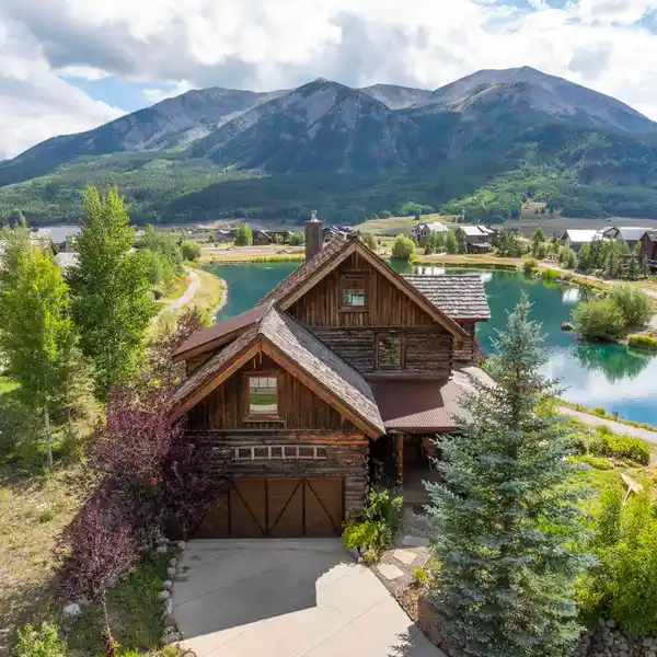 SUNLIT LAKESIDE SANCTUARY WITH PANORAMIC MOUNTAIN VISTAS