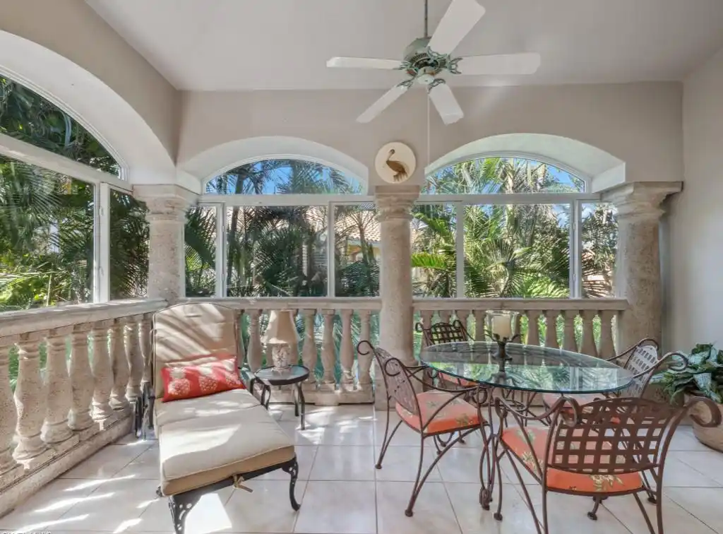 Spacious Villa Located in Pointe at Pelican Bay