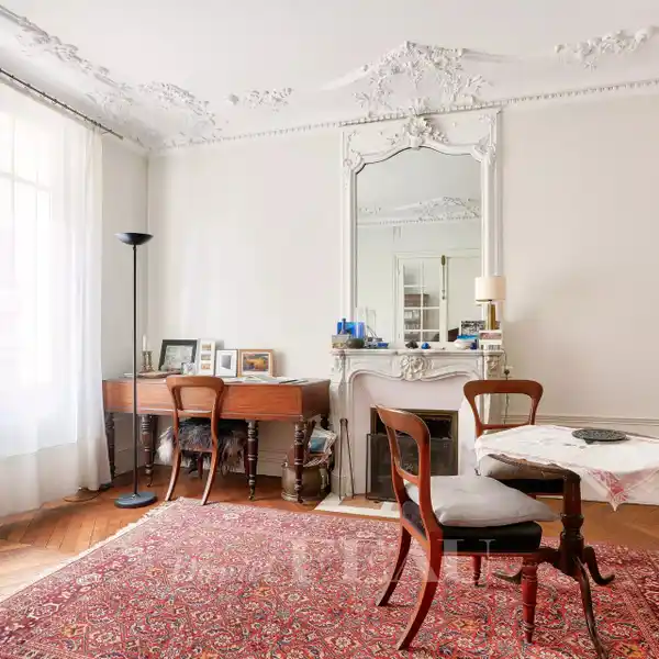 ELEGANT GROUND-FLOOR APARTMENT IN PRESTIGIOUS PLACE DE BRETEUIL