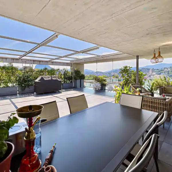 GORGEOUS TOP FLOOR RESIDENCE OFFERING SPECTACULAR VIEWS