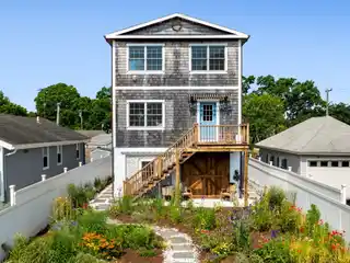 Light-filled Beach House with Harbor Views