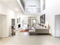 PRESTIGIOUS CONTEMPORARY VILLA