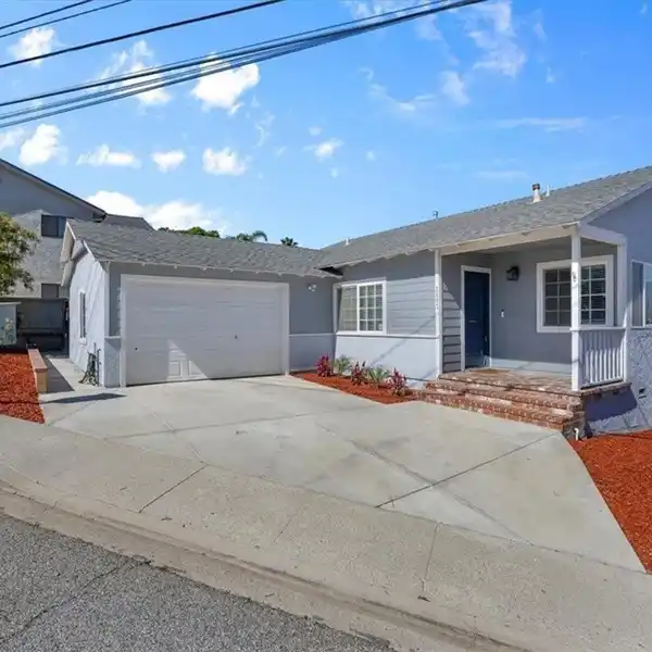 CHARMING COASTAL COTTAGE WITH SKYLINE VIEWS